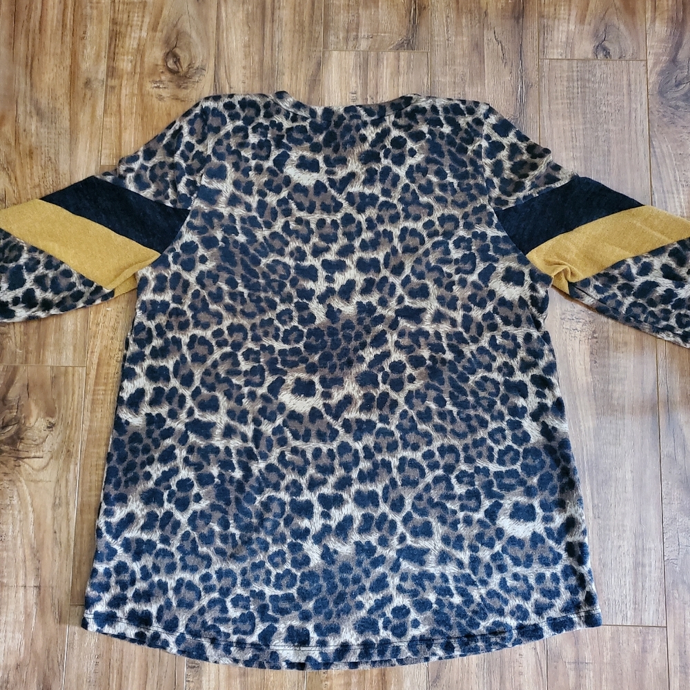 Leopard Top - Picture 2 of 3